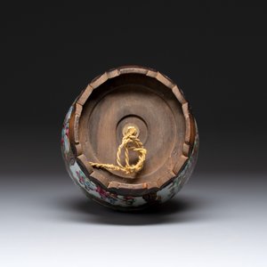 A pair of Chinese Canton famille rose plates, a vase and a shell-form dish, 19th C. — photo 9