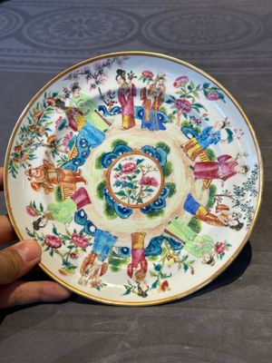 A pair of Chinese Canton famille rose plates with figures in a garden, 19th C. — photo 2
