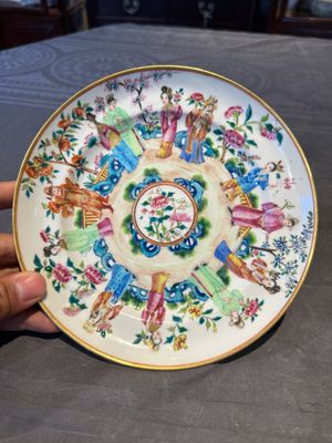 A pair of Chinese Canton famille rose plates with figures in a garden, 19th C. — photo 10