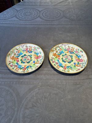 A pair of Chinese Canton famille rose plates with figures in a garden, 19th C. — foto 1