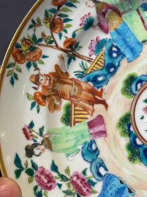 A pair of Chinese Canton famille rose plates with figures in a garden, 19th C. — foto 11