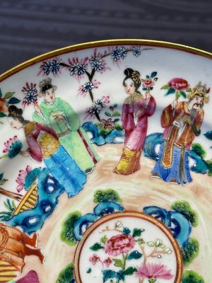 A pair of Chinese Canton famille rose plates with figures in a garden, 19th C. — foto 12