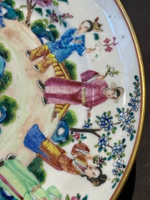 A pair of Chinese Canton famille rose plates with figures in a garden, 19th C. — foto 13