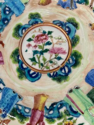 A pair of Chinese Canton famille rose plates with figures in a garden, 19th C. — foto 14
