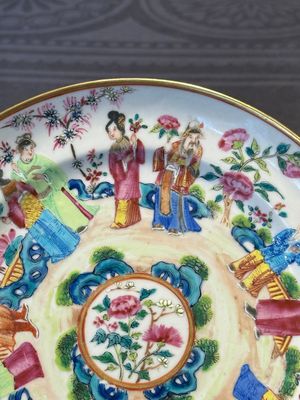 A pair of Chinese Canton famille rose plates with figures in a garden, 19th C. — foto 3