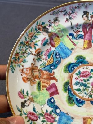 A pair of Chinese Canton famille rose plates with figures in a garden, 19th C. — foto 4