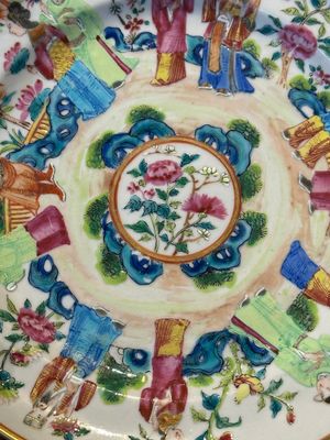 A pair of Chinese Canton famille rose plates with figures in a garden, 19th C. — foto 5