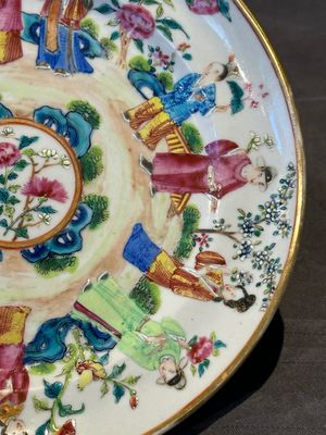 A pair of Chinese Canton famille rose plates with figures in a garden, 19th C. — foto 6