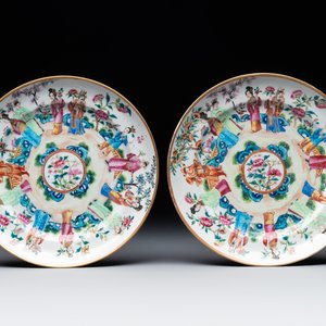 A pair of Chinese Canton famille rose plates with figures in a garden, 19th C. — foto 1