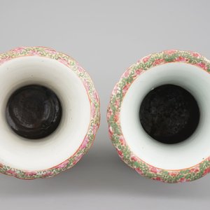 A pair of Chinese Canton famille rose porcelain vases, 19th C. — foto 5