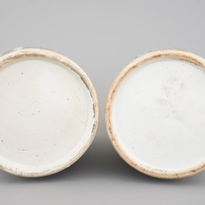 A pair of Chinese Canton famille rose porcelain vases, 19th C. — foto 6