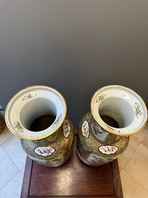 A pair of Chinese Canton famille rose rouleau vases, 19th C. — 照片 5
