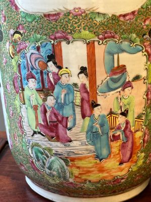 A pair of Chinese Canton famille rose rouleau vases, 19th C. — 照片 6