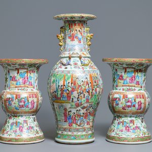 A pair of Chinese Canton famille rose spittoons and a vase, 19th C. — 照片 1