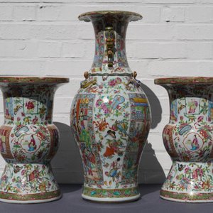 A pair of Chinese Canton famille rose spittoons and a vase, 19th C. — 照片 19