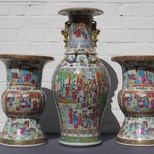 A pair of Chinese Canton famille rose spittoons and a vase, 19th C. — 照片 20