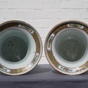 A pair of Chinese Canton famille rose spittoons and a vase, 19th C. — 照片 22