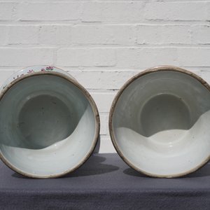 A pair of Chinese Canton famille rose spittoons and a vase, 19th C. — 照片 23