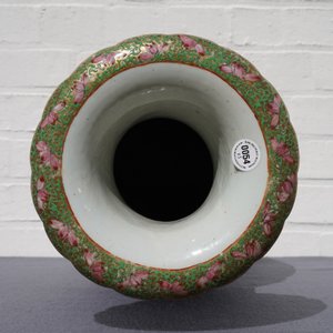 A pair of Chinese Canton famille rose spittoons and a vase, 19th C. — 照片 24