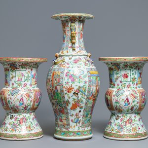 A pair of Chinese Canton famille rose spittoons and a vase, 19th C. — 照片 4