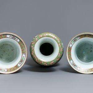 A pair of Chinese Canton famille rose spittoons and a vase, 19th C. — 照片 5