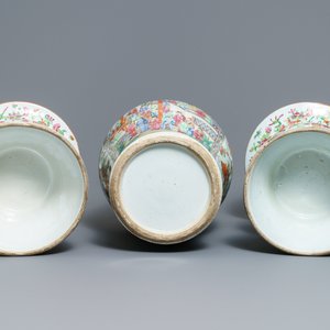 A pair of Chinese Canton famille rose spittoons and a vase, 19th C. — 照片 6