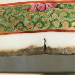 A pair of Chinese Canton famille rose spittoons and a vase, 19th C. — 照片 10
