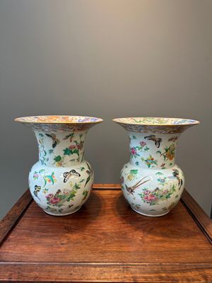 A pair of Chinese Canton famille rose spittoons with dragons, birds, butterflies and flowers, 19th C. — 照片 2
