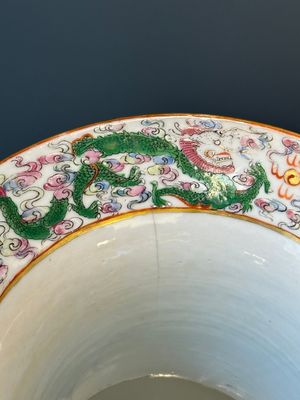 A pair of Chinese Canton famille rose spittoons with dragons, birds, butterflies and flowers, 19th C. — 照片 6