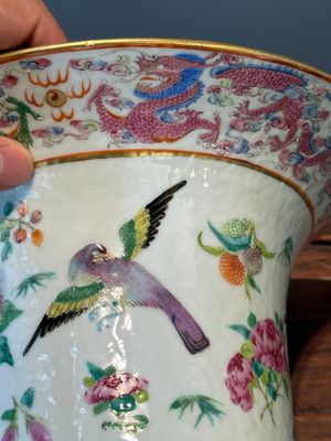 A pair of Chinese Canton famille rose spittoons with dragons, birds, butterflies and flowers, 19th C. — 照片 9