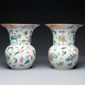 A pair of Chinese Canton famille rose spittoons with dragons, birds, butterflies and flowers, 19th C. — 照片 1