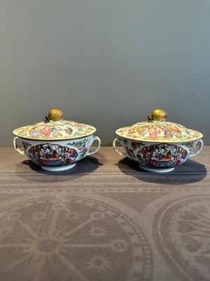 A pair of Chinese Canton famille rose two-handled bowls and covers with narrative design, Daoguang mark and of the period — photo 1