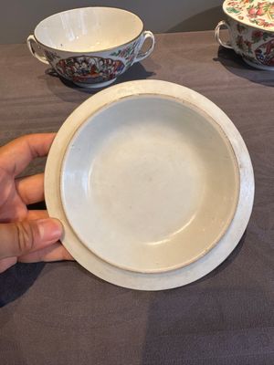 A pair of Chinese Canton famille rose two-handled bowls and covers with narrative design, Daoguang mark and of the period — photo 11
