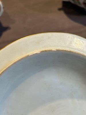A pair of Chinese Canton famille rose two-handled bowls and covers with narrative design, Daoguang mark and of the period — photo 13
