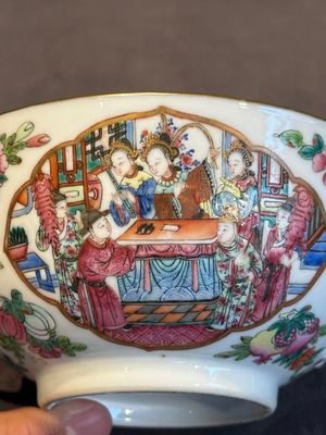 A pair of Chinese Canton famille rose two-handled bowls and covers with narrative design, Daoguang mark and of the period — photo 14