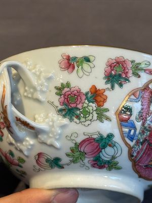 A pair of Chinese Canton famille rose two-handled bowls and covers with narrative design, Daoguang mark and of the period — photo 15