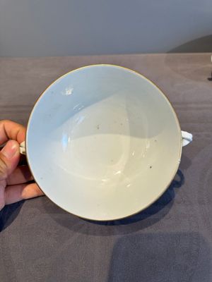 A pair of Chinese Canton famille rose two-handled bowls and covers with narrative design, Daoguang mark and of the period — photo 19