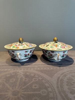 A pair of Chinese Canton famille rose two-handled bowls and covers with narrative design, Daoguang mark and of the period — photo 2
