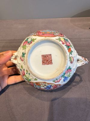 A pair of Chinese Canton famille rose two-handled bowls and covers with narrative design, Daoguang mark and of the period — photo 21