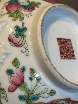 A pair of Chinese Canton famille rose two-handled bowls and covers with narrative design, Daoguang mark and of the period — photo 23