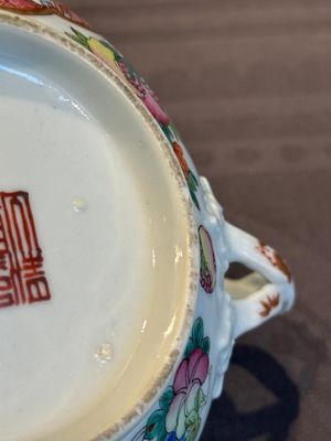 A pair of Chinese Canton famille rose two-handled bowls and covers with narrative design, Daoguang mark and of the period — photo 24