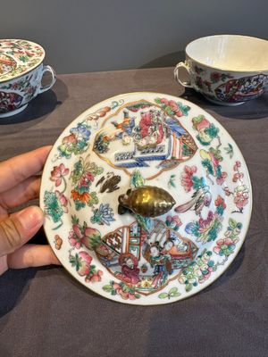 A pair of Chinese Canton famille rose two-handled bowls and covers with narrative design, Daoguang mark and of the period — photo 25