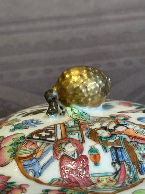 A pair of Chinese Canton famille rose two-handled bowls and covers with narrative design, Daoguang mark and of the period — photo 26