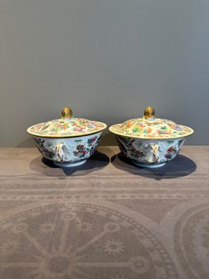 A pair of Chinese Canton famille rose two-handled bowls and covers with narrative design, Daoguang mark and of the period — photo 4