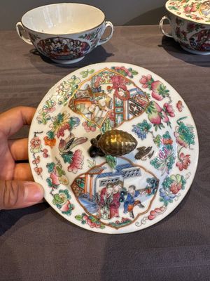 A pair of Chinese Canton famille rose two-handled bowls and covers with narrative design, Daoguang mark and of the period — photo 6