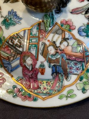 A pair of Chinese Canton famille rose two-handled bowls and covers with narrative design, Daoguang mark and of the period — photo 9