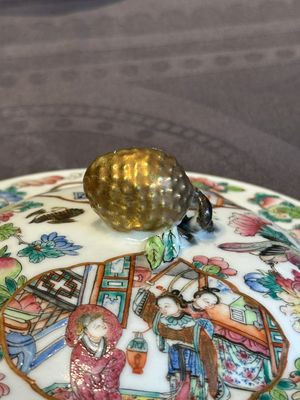 A pair of Chinese Canton famille rose two-handled bowls and covers with narrative design, Daoguang mark and of the period — photo 10