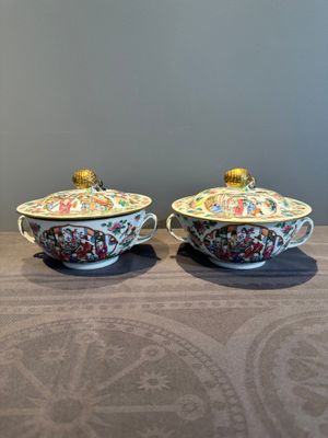 A pair of Chinese Canton famille rose two-handled bowls and covers with narrative design, Daoguang mark and of the period — photo 3