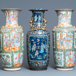 A pair of Chinese Canton famille rose vases and a blue-ground vase, 19th C. — 照片 1