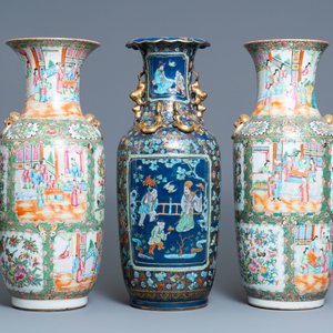 A pair of Chinese Canton famille rose vases and a blue-ground vase, 19th C. — 照片 3